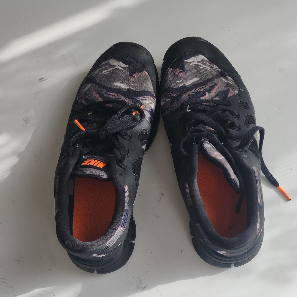 Nike Kids Sneakers Black and Orange - Picture 3 of 8